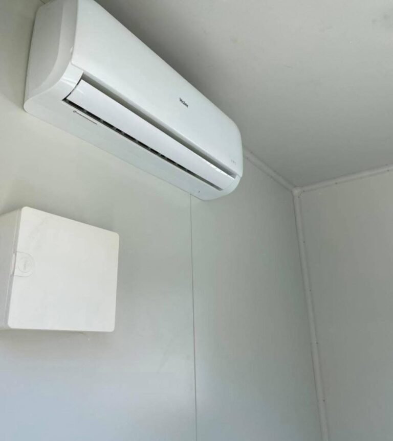 10ft Kantoorcontainer – Witte Container Cabin met Airconditioning en Raam - Afbeelding 2