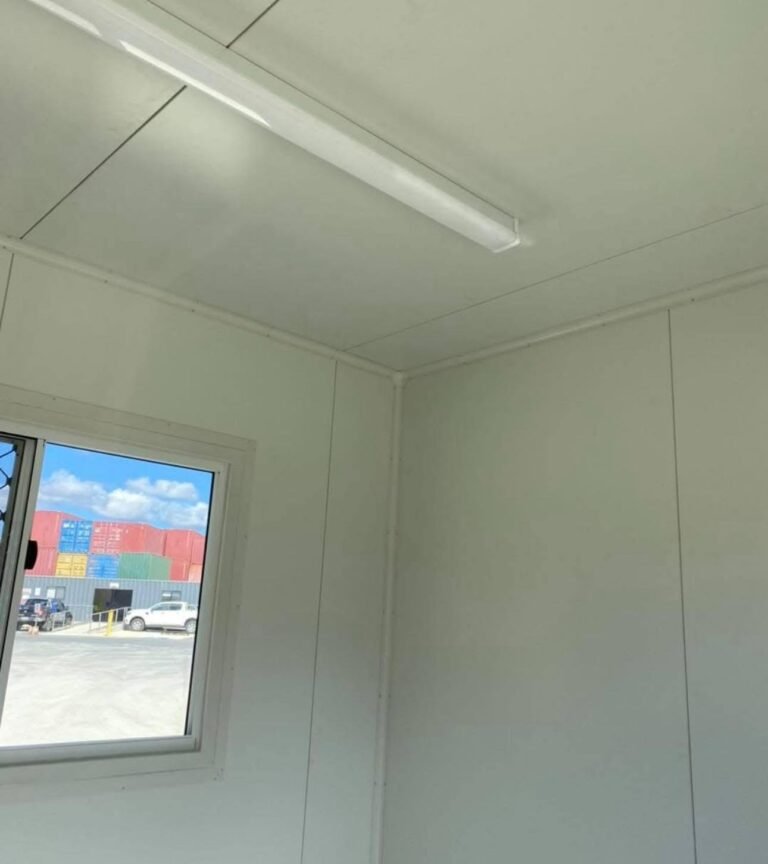 10ft Kantoorcontainer – Witte Container Cabin met Airconditioning en Raam - Afbeelding 3